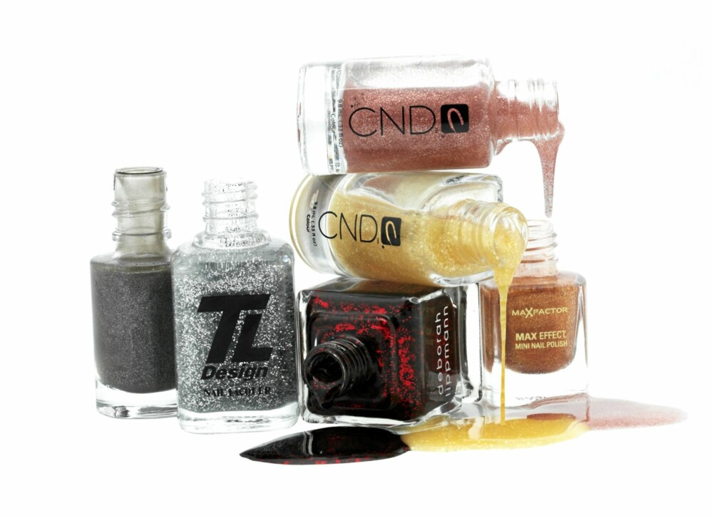 METALLISKE NEGLELAKKER: 1. MNY Maybelline, nr. 446, kr 49. 2. TL Design, 302 Nutcracker, kr 149. 3. CND, kr 169. 4. CND, Sheer 24K Sparkle Effect, kr 159. 5. Deborah Lippmann, Ruby Red Slippers, kr 179. 6. Max Factor, 02 Bronze, kr 69. METALLISKE NEGLELAKKER: 1. MNY Maybelline, nr. 446, kr 49. 2. TL Design, 302 Nutcracker, kr 149. 3. CND, kr 169. 4. CND, Sheer 24K Sparkle Effect, kr 159. 5. Deborah Lippmann, Ruby Red Slippers, kr 179. 6. Max Factor, 02 Bronze, kr 69.