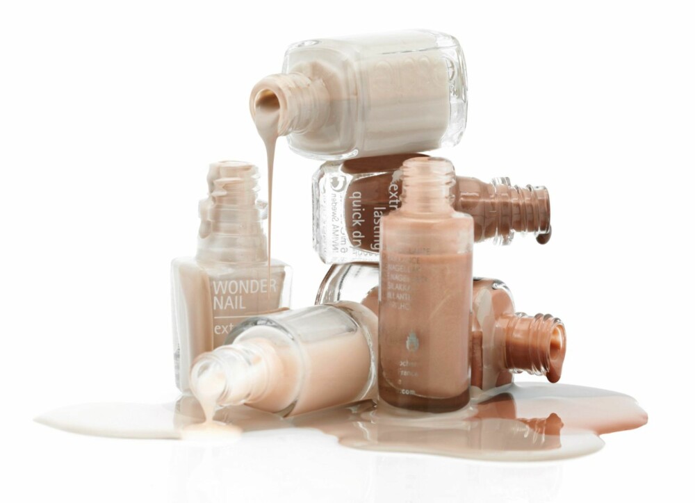 NEGLELAKKER I NØYTRALE TONER: 1. Isadora, 141 Pearly Silk, kr 89. 2. Essie, 745 Sand Tropez, kr 139. 3. Isadora, 145 Descreet Magnolia, kr 89. 4. MNY Maybelline, French, kr 39. 5. Yves Rocher, nr. 52, kr 95. 6. CND, Desert Suedet Colour, kr 159. NEGLELAKKER I NØYTRALE TONER: 1. Isadora, 141 Pearly Silk, kr 89. 2. Essie, 745 Sand Tropez, kr 139. 3. Isadora, 145 Descreet Magnolia, kr 89. 4. MNY Maybelline, French, kr 39. 5. Yves Rocher, nr. 52, kr 95. 6. CND, Desert Suedet Colour, kr 159.