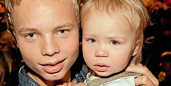 Isak liker å passe på lillesøsteren Amalie, og avslører at han rett som det er pleier å synge for henne. Isak liker å passe på lillesøsteren Amalie, og avslører at han rett som det er pleier å synge for henne.