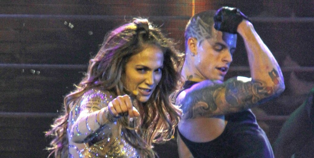 TETT PÅ ELSKEREN: J-Lo har ikke gått over bekken etter vann. Hun har et intimt forhold til danseren Casper Smart. Smart! TETT PÅ ELSKEREN: J-Lo har ikke gått over bekken etter vann. Hun har et intimt forhold til danseren Casper Smart. Smart!