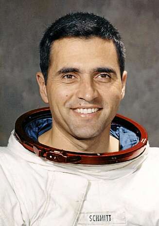 Med geologiutdannelse fra blant annet Universitetet i Oslo var Harrison Schmitt den eneste astronauten uten flygerbakgrunn som fikk dra til Månen på den siste ferden. Med geologiutdannelse fra blant annet Universitetet i Oslo var Harrison Schmitt den eneste astronauten uten flygerbakgrunn som fikk dra til Månen på den siste ferden.