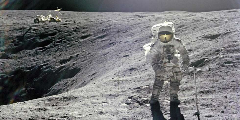 Det øde månelandskapet og erkjennelsen av å stå på et annet himmellegeme forandret Apollo-astronautene for livet. Her Apollo 16-astronaut Charles Duke på utflukt med månebilen i bakgrunnen. Det øde månelandskapet og erkjennelsen av å stå på et annet himmellegeme forandret Apollo-astronautene for livet. Her Apollo 16-astronaut Charles Duke på utflukt med månebilen i bakgrunnen.