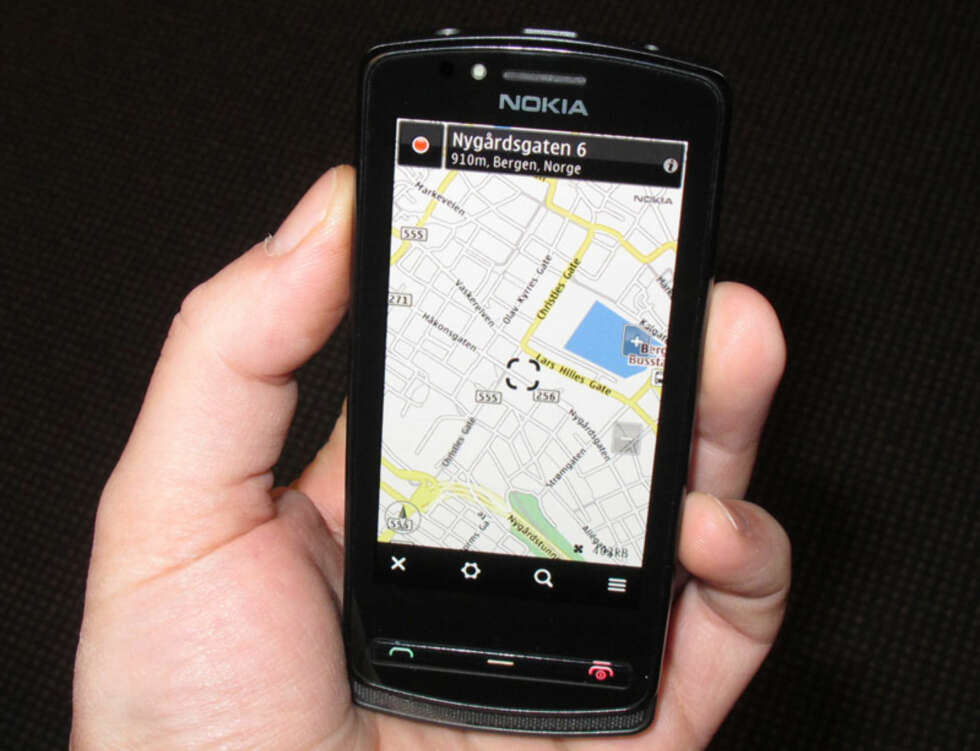 GRATIS GPS: Telefonen leveres med Nokia Maps, som gir deg tilgang til kart og GPS-navigasjon helt gratis. GRATIS GPS: Telefonen leveres med Nokia Maps, som gir deg tilgang til kart og GPS-navigasjon helt gratis.