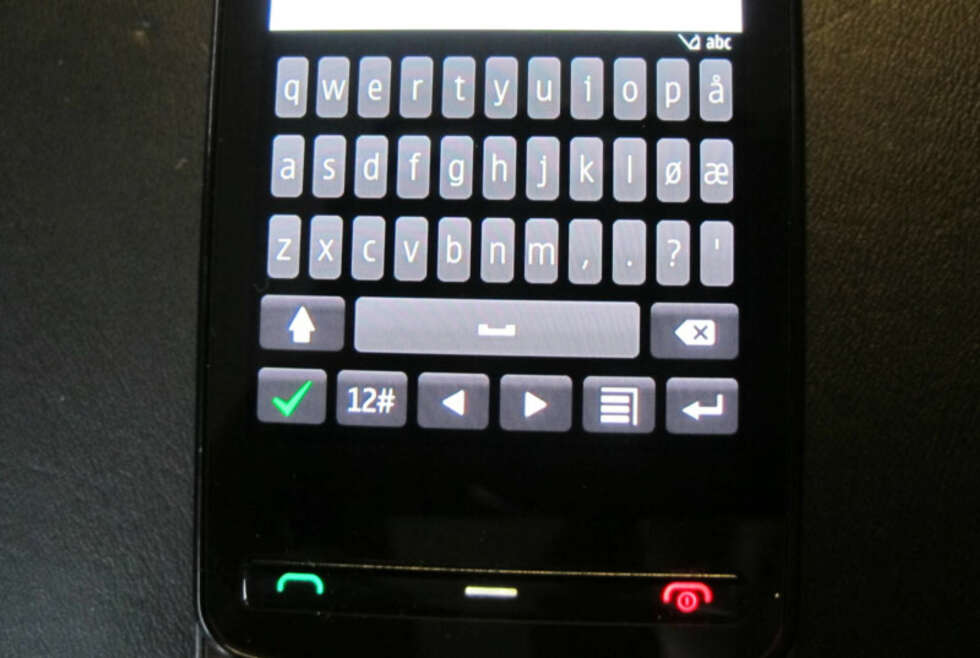 SMÅTT: Tastaturet på skjermen er lite, noe som gjør det knotete å skrive raskt på dette. SMÅTT: Tastaturet på skjermen er lite, noe som gjør det knotete å skrive raskt på dette.