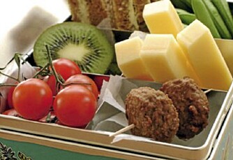 LYKKEN ER: En matboks med mange små rom kan bli den reneste skattkiste! Denne er fylt med grovbrød og hvitost kuttet i staver, en halv kiwi, en liten klase cherrytomater, to små kjøttkaker og en håndfull sukkererter. Bon appétit! LYKKEN ER: En matboks med mange små rom kan bli den reneste skattkiste! Denne er fylt med grovbrød og hvitost kuttet i staver, en halv kiwi, en liten klase cherrytomater, to små kjøttkaker og en håndfull sukkererter. Bon appétit!