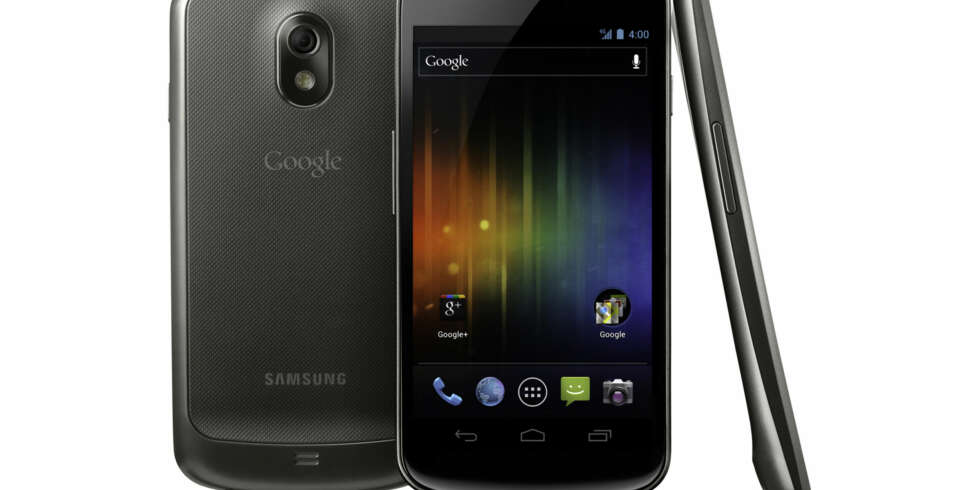 NEXUS: Nexus er Googels egen mobil-serie. Men de produserer den ikke selv. Galaxy Nexus er andre gangen Samsung har samarbeidet med Google om en Nexus-mobil. NEXUS: Nexus er Googels egen mobil-serie. Men de produserer den ikke selv. Galaxy Nexus er andre gangen Samsung har samarbeidet med Google om en Nexus-mobil.