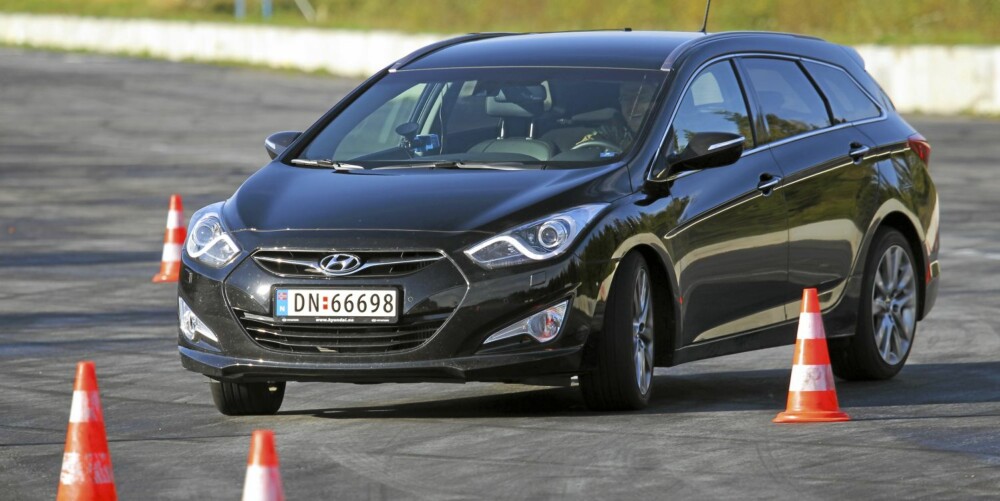 SVINGER PÅ BAKEN: Når vi simulerer kritiske situasjoner, som her i en dobbelt unnamanøver (elgtest), er ikke Hyundai i40 helt enkel å håndtere. Hekken slipper, og vi synes at antiskrenssystemet med fordel kunne ha slått inn tidligere. FOTO: Terje Bjørnsen SVINGER PÅ BAKEN: Når vi simulerer kritiske situasjoner, som her i en dobbelt unnamanøver (elgtest), er ikke Hyundai i40 helt enkel å håndtere. Hekken slipper, og vi synes at antiskrenssystemet med fordel kunne ha slått inn tidligere. FOTO: Terje Bjørnsen