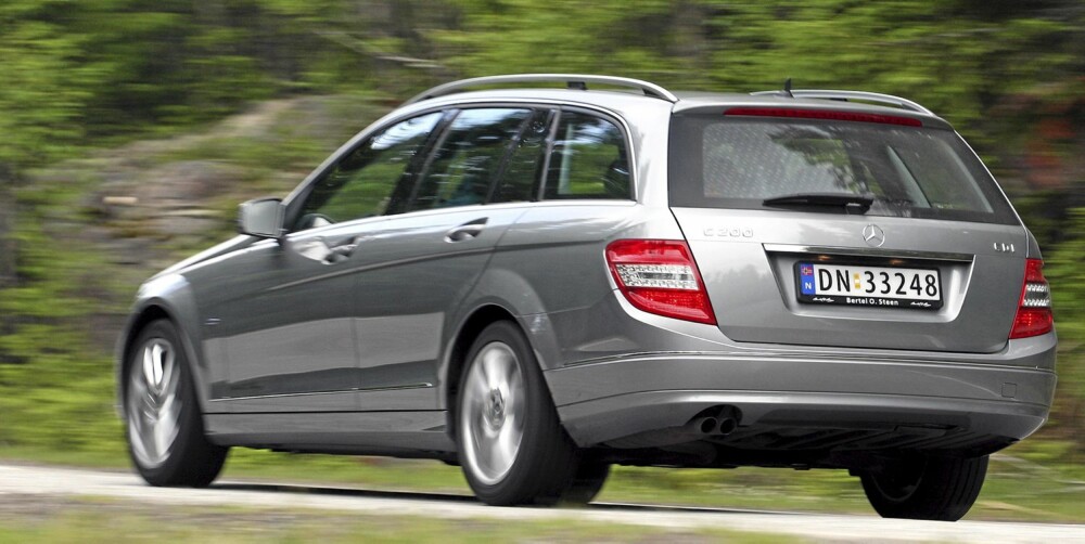 ROMMELIG: Mercedes-Benz C-klasse er kantete, noe som kommer innvendig plass til gode - og gjør den lett å manøvrere. ROMMELIG: Mercedes-Benz C-klasse er kantete, noe som kommer innvendig plass til gode - og gjør den lett å manøvrere.