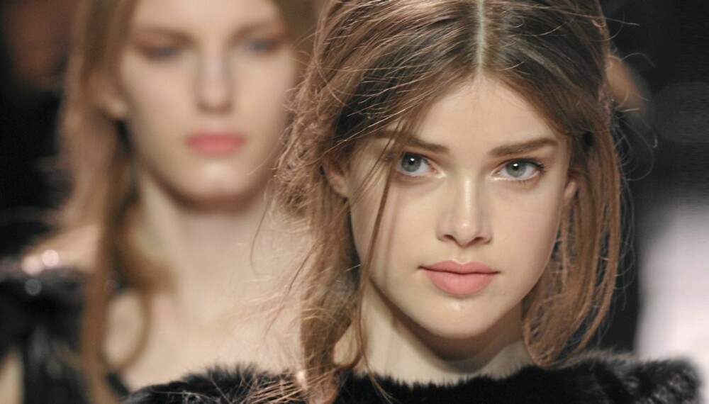 FESTFIN: Ved å bruke en highlighter får du glødende hud til festen. Foto: Fashionactive FESTFIN: Ved å bruke en highlighter får du glødende hud til festen. Foto: Fashionactive