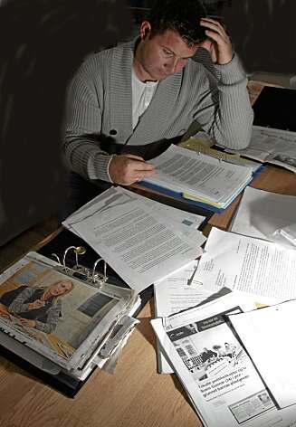 OPPGITT:
Det har vært tøffe tider for Svein Gunnar, som her går igjennom alle dokumentene i saken mot ham. OPPGITT:
Det har vært tøffe tider for Svein Gunnar, som her går igjennom alle dokumentene i saken mot ham.
