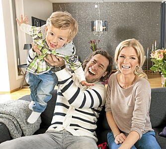 SJARMTROLL: Kathrine Sørland og ektemannen Andreas Holck sjarmeres i senk av sønnen Leon. SJARMTROLL: Kathrine Sørland og ektemannen Andreas Holck sjarmeres i senk av sønnen Leon.