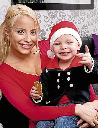 JULEGLEDE: Både mamma og Dennis har store forventninger til julefeiringen. JULEGLEDE: Både mamma og Dennis har store forventninger til julefeiringen.