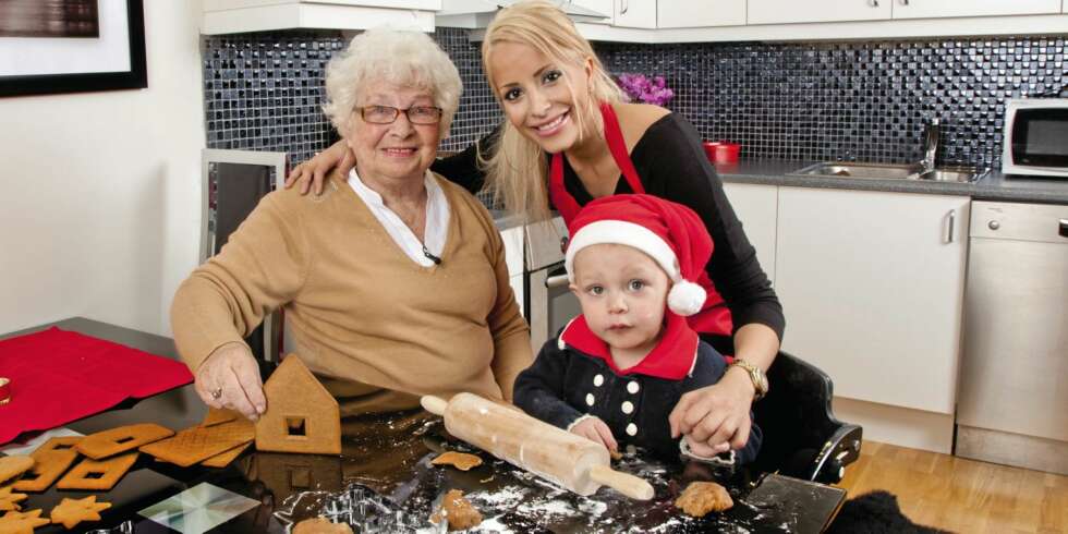 PEPPERKAKEBAKER: Lille Dennis er familiens midtpunkt, og han må selvsagt være med mamma Linni Meister og oldemor Evelyn når pepperkakehuset skal bakes. PEPPERKAKEBAKER: Lille Dennis er familiens midtpunkt, og han må selvsagt være med mamma Linni Meister og oldemor Evelyn når pepperkakehuset skal bakes.