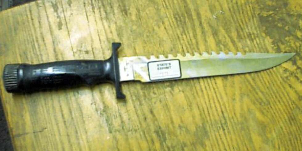MULIG
MORDVÅPEN:
En kniv som kan ha vært brukt under ugjerningene. MULIG
MORDVÅPEN:
En kniv som kan ha vært brukt under ugjerningene.