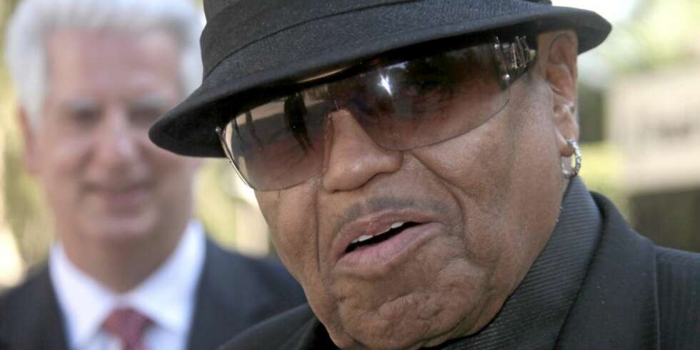 GIR IKKE OPP: Joe Jackson tar ikke et nei for et nei. Popkongens pappa går helt til topps i rettssystemet for å få det han mener er sin bekjærte del av sønnens formue. GIR IKKE OPP: Joe Jackson tar ikke et nei for et nei. Popkongens pappa går helt til topps i rettssystemet for å få det han mener er sin bekjærte del av sønnens formue.