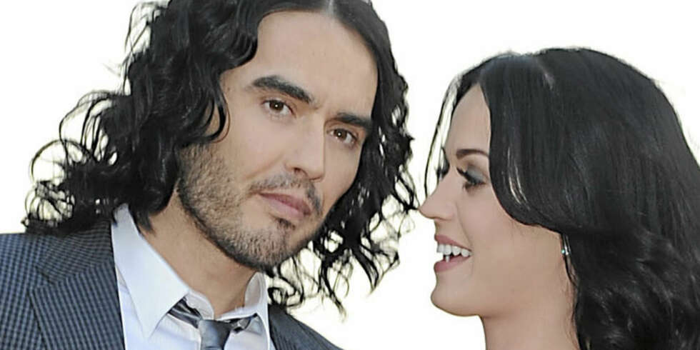 Katy Perry og Russell Brand skal ha valgt å feire jul hver for seg etter en opprivende krangel. På juleshopping i London ble Russell fotografert uten giftering. Katy Perry og Russell Brand skal ha valgt å feire jul hver for seg etter en opprivende krangel. På juleshopping i London ble Russell fotografert uten giftering.