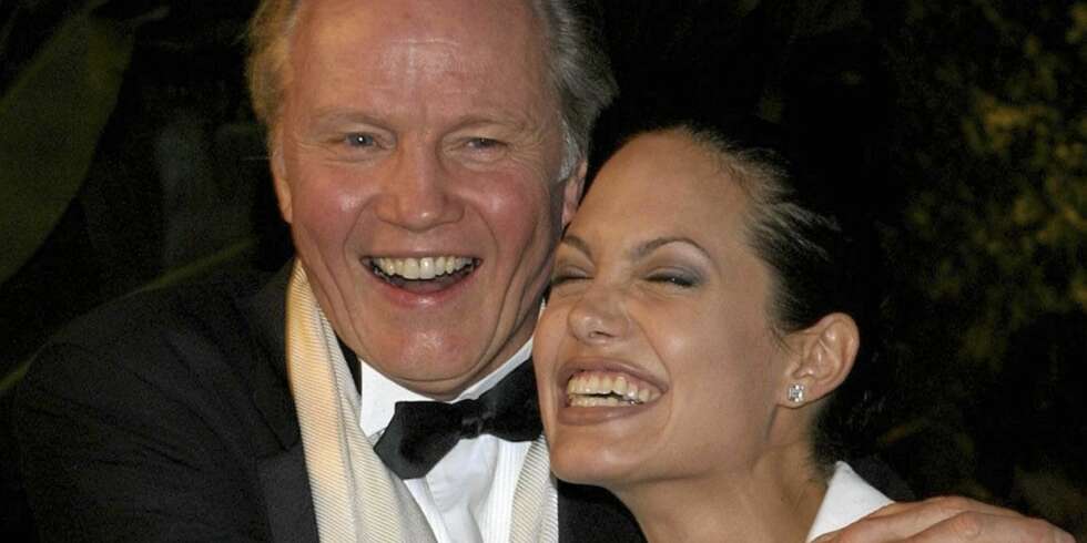VENNER IGJEN: Angelina Jolie vil har bedre kontakt med sin skuespiller-far Jon Voight - og at han skal ha bedre kontakt med barnebarna. VENNER IGJEN: Angelina Jolie vil har bedre kontakt med sin skuespiller-far Jon Voight - og at han skal ha bedre kontakt med barnebarna.