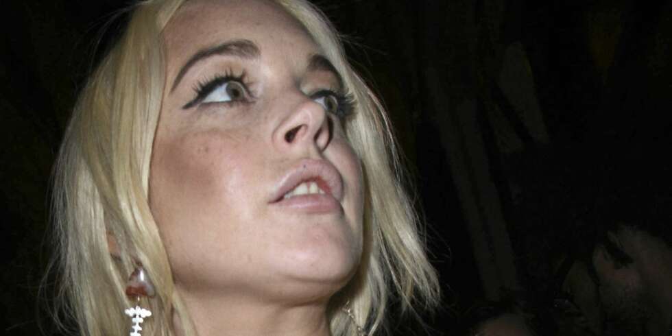 Lindsay Lohan fikk ubudent besøk søndag kveld. Lindsay Lohan fikk ubudent besøk søndag kveld.