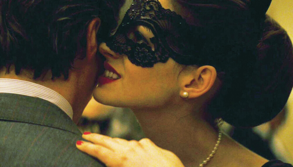 CATWOMAN 2012: Anne hathaway spiller Catwoman i sommerens Batman-film - den siste i trilogien om The dark Knight. Her hvisker hun Christian Bale noen ord i øret. CATWOMAN 2012: Anne hathaway spiller Catwoman i sommerens Batman-film - den siste i trilogien om The dark Knight. Her hvisker hun Christian Bale noen ord i øret.