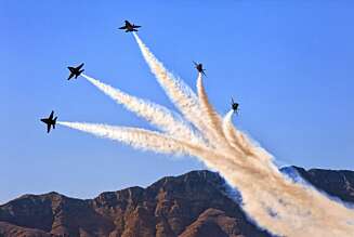Med røyk i halen fyker fem av The Blue Angel`s- F/A-18 jagerfly over El Pasos knallblå ørkenhimmel. Med en gjennomsnittsalder på 26 år, er det utrolig imponerende hva de unge pilotene klarer å få vridd ut av sine muskelmaskiner. Med røyk i halen fyker fem av The Blue Angel`s- F/A-18 jagerfly over El Pasos knallblå ørkenhimmel. Med en gjennomsnittsalder på 26 år, er det utrolig imponerende hva de unge pilotene klarer å få vridd ut av sine muskelmaskiner.