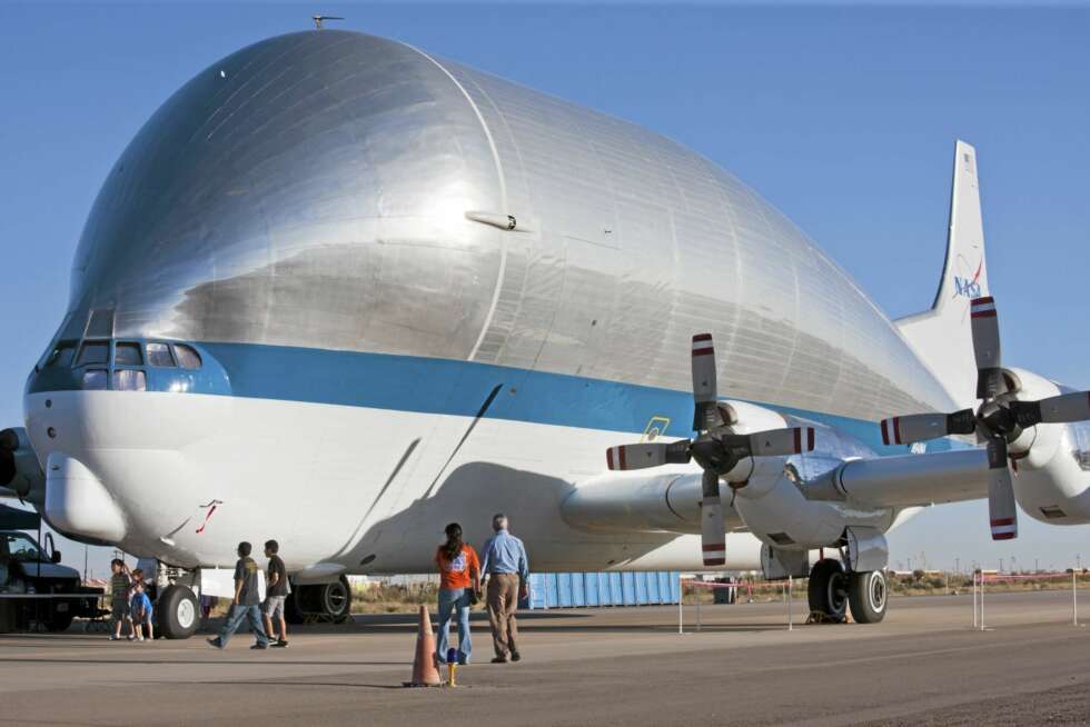 Super Guppyen har en imponerende tykkelse, og det er jo ikke logisk at denne gravide blåhvalen skal fly! Men det gjøre den altså - og det med over 24 tonn ekstra bagasje. Super Guppyen har en imponerende tykkelse, og det er jo ikke logisk at denne gravide blåhvalen skal fly! Men det gjøre den altså - og det med over 24 tonn ekstra bagasje.