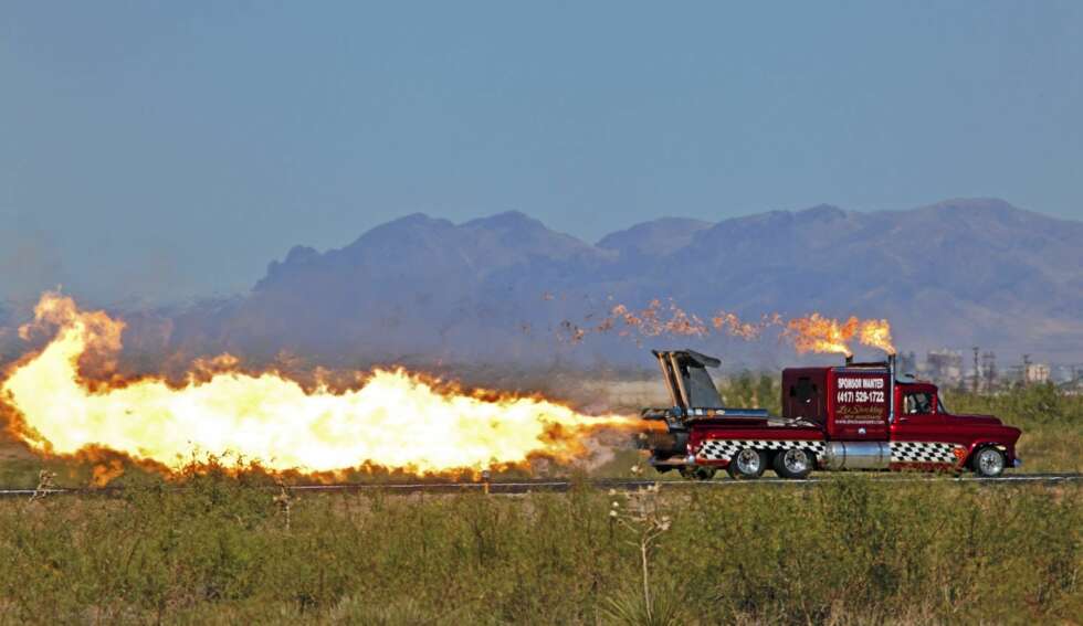 Når Les Shockley gir på litt med sin The Shock Wave Jet Truck, er det ingen god idè å stå bak ham... Når Les Shockley gir på litt med sin The Shock Wave Jet Truck, er det ingen god idè å stå bak ham...