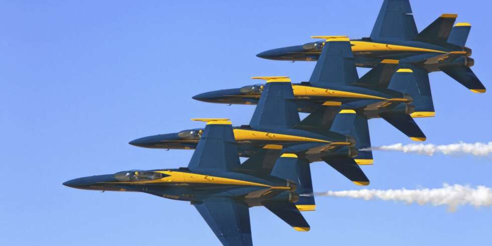 Er det virkelig mulig for disse jagerne å fly med under en halv meters avstand mellom hverandre? Speakeren på flystevnet ropte: Se! Og når F-18 maskinene kom, var det jo ikke lengre noe å lure på. Trolldom! Er det virkelig mulig for disse jagerne å fly med under en halv meters avstand mellom hverandre? Speakeren på flystevnet ropte: Se! Og når F-18 maskinene kom, var det jo ikke lengre noe å lure på. Trolldom!