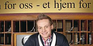 UT: Goggen (Tarjei Westby) sjekker ut av «Hotel Cæsar» i løpet av kort tid. Hva som skjer med ham er foreløpig ukjent. UT: Goggen (Tarjei Westby) sjekker ut av «Hotel Cæsar» i løpet av kort tid. Hva som skjer med ham er foreløpig ukjent.