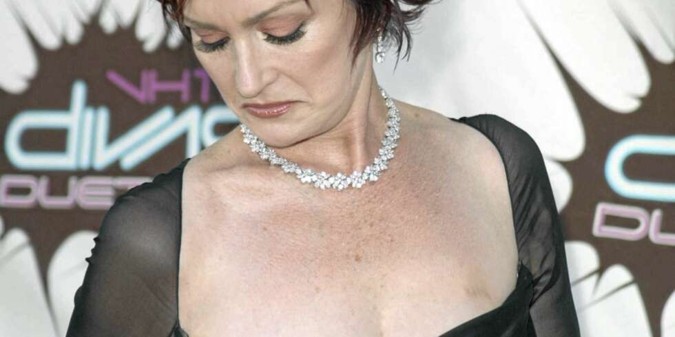 IKKE PÅ STELL: Sharon Osbourne kaster et misbilliggende blikk på brystene sine. Nå vil hun kvitte seg med implantatene. IKKE PÅ STELL: Sharon Osbourne kaster et misbilliggende blikk på brystene sine. Nå vil hun kvitte seg med implantatene.