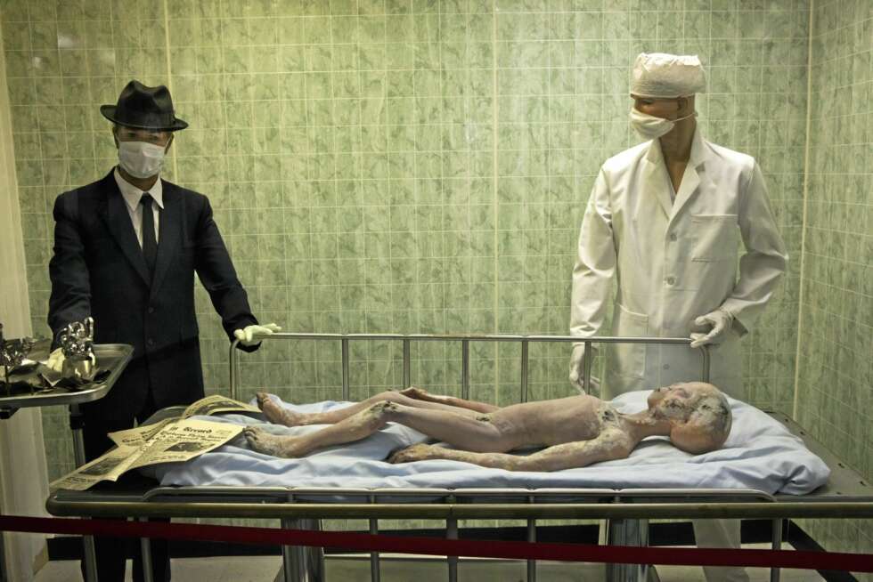 Ifølge begravelsesagenten Glenn Dennis, og andre vitner, ble det obdusert utenomjordiske vesener på Roswell-basen etter hendelsen i 1947. På UFO-museet i Roswell har de rekonstruert hvordan dette foregikk. Ifølge begravelsesagenten Glenn Dennis, og andre vitner, ble det obdusert utenomjordiske vesener på Roswell-basen etter hendelsen i 1947. På UFO-museet i Roswell har de rekonstruert hvordan dette foregikk.