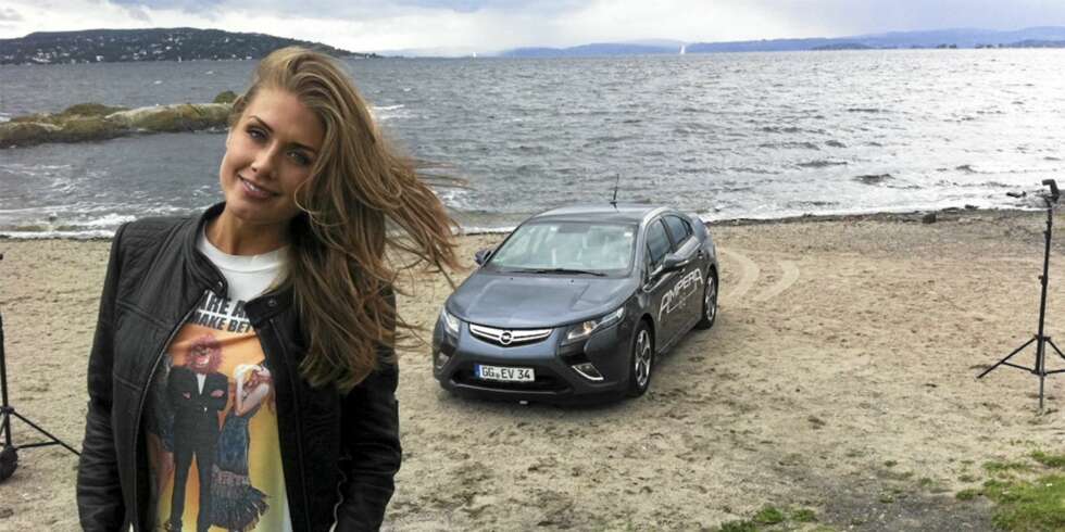 SOLGT TIL AMPERA: - Jeg har alltid hatt lyst til å kjøre elbil, og da jeg så Ampera, var jeg solgt. Nå kan jeg kjøre hjem til mor og far uten å være bekymret for å gå tom for strøm. Det gjør denne bilen maksimal for meg, sier Tone via Opel. SOLGT TIL AMPERA: - Jeg har alltid hatt lyst til å kjøre elbil, og da jeg så Ampera, var jeg solgt. Nå kan jeg kjøre hjem til mor og far uten å være bekymret for å gå tom for strøm. Det gjør denne bilen maksimal for meg, sier Tone via Opel.