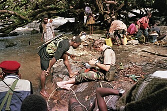 Leiesoldat Nick har stanset på en øy i Via, Liberia for å yte førstehjelp til en såret opprørskommandant. Leiesoldat Nick har stanset på en øy i Via, Liberia for å yte førstehjelp til en såret opprørskommandant.