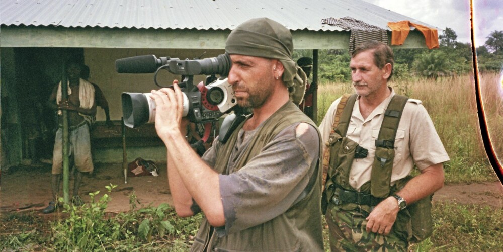 James Brabazon filmer opprørernes depotleir mens leiesoldat Nick du Toit passer på. James Brabazon filmer opprørernes depotleir mens leiesoldat Nick du Toit passer på.