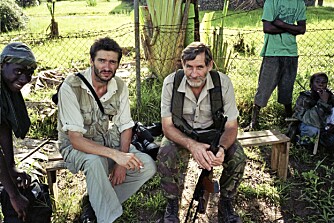 Den beryktede leiesoldaten Nick du Toit tar en pust i bakken i Tubmanburg i 2002. Til venstre journalisten og forfatteren James Brabazon. Den beryktede leiesoldaten Nick du Toit tar en pust i bakken i Tubmanburg i 2002. Til venstre journalisten og forfatteren James Brabazon.