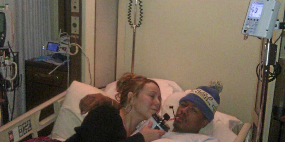 LAY BY YOUR MAN: Mariah Carey publiserte dette bildet fra sykehuset, hvor hun sørger for at ektemannen Nick Cannon holder seg varm på hodet og får i seg nok væske. LAY BY YOUR MAN: Mariah Carey publiserte dette bildet fra sykehuset, hvor hun sørger for at ektemannen Nick Cannon holder seg varm på hodet og får i seg nok væske.