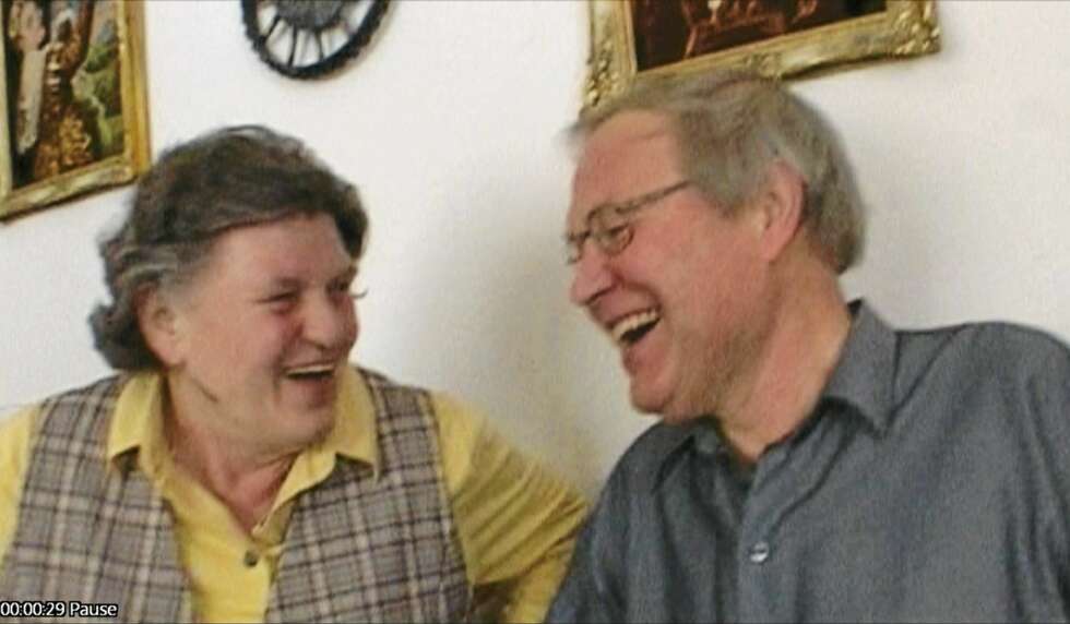 Arne og Elfriede deler en god latter. Bildet er fra et innslag NRK lagde i forbindelse med VM i 2005. Arne og Elfriede deler en god latter. Bildet er fra et innslag NRK lagde i forbindelse med VM i 2005.