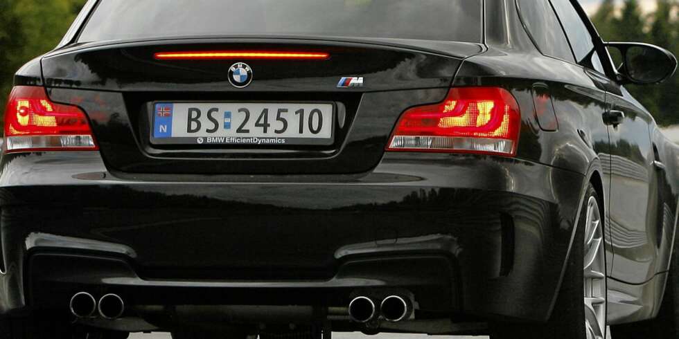 DU SER BARE HEKKEN: Når 340 hk sparker i gang er dette den vanligste vinkelen å se en BMW 1-serie M Coupé fra. DU SER BARE HEKKEN: Når 340 hk sparker i gang er dette den vanligste vinkelen å se en BMW 1-serie M Coupé fra.