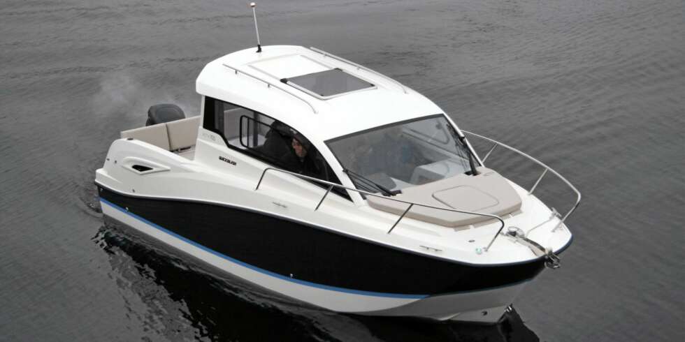 ALLSIDIG: Denne skal ifølge båtbyggeren ha fått en allsidig design som innbyr til alt fra cruising, avslapning og fiske. ALLSIDIG: Denne skal ifølge båtbyggeren ha fått en allsidig design som innbyr til alt fra cruising, avslapning og fiske.