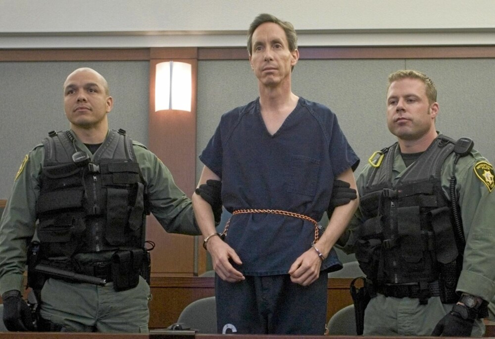 Warren Jeffs sammen med to vakter får høre dommeren lese opp straffen: Fengsel på livstid. Warren Jeffs sammen med to vakter får høre dommeren lese opp straffen: Fengsel på livstid.