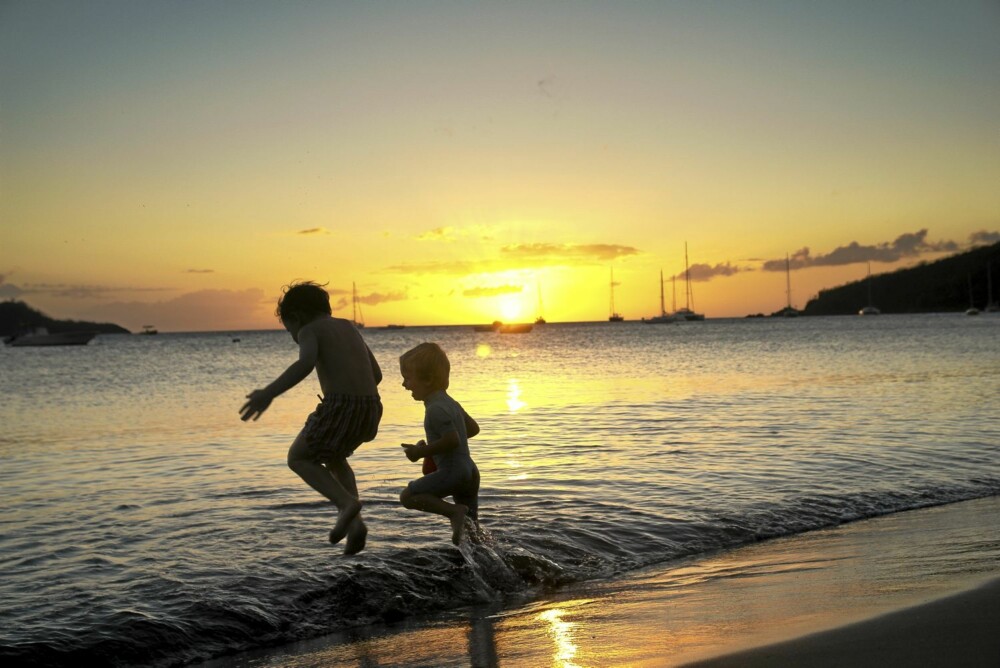 SOLNEDGANG: Det er noe magisk med solnedgangene her, selv om disse guttene på den offentlige stranden i Bouillante ikke får det med seg. SOLNEDGANG: Det er noe magisk med solnedgangene her, selv om disse guttene på den offentlige stranden i Bouillante ikke får det med seg.