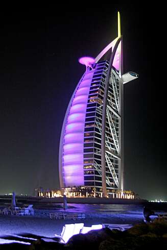 DYRT, HØYT OG VAKKERT: Verdens høyeste hotell, Burj Al Arab, titulerer seg også "verdens eneste 7-stjerners hotell". Hotellet har bare suiter, og de koster fra 15 000,- per natt. DYRT, HØYT OG VAKKERT: Verdens høyeste hotell, Burj Al Arab, titulerer seg også "verdens eneste 7-stjerners hotell". Hotellet har bare suiter, og de koster fra 15 000,- per natt.
