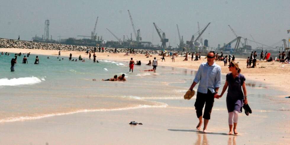 IDYLL UNDER KONSTRUKSJON: Den varme, persiske gulfen lokker badegjester fra hele verden. I bakgrunnen ruver den virkelige Dubai skyline: Byggekranene. IDYLL UNDER KONSTRUKSJON: Den varme, persiske gulfen lokker badegjester fra hele verden. I bakgrunnen ruver den virkelige Dubai skyline: Byggekranene.