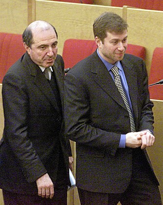 Kompisene og forretningspartnerne Abramovich og Beresovskij mens de ennå var vel forlikt. Her fra et møte i Statsdumaen, der begge den gang var medlemmer. Kompisene og forretningspartnerne Abramovich og Beresovskij mens de ennå var vel forlikt. Her fra et møte i Statsdumaen, der begge den gang var medlemmer.