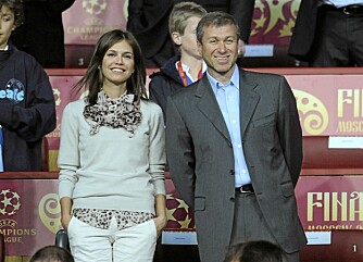 Når du er kjæresten til Roman Abramovich, blir du med typen på fotballkamp. Sånn er det bare. Den nåværende samboeren heter Darya Zhukova. Når du er kjæresten til Roman Abramovich, blir du med typen på fotballkamp. Sånn er det bare. Den nåværende samboeren heter Darya Zhukova.