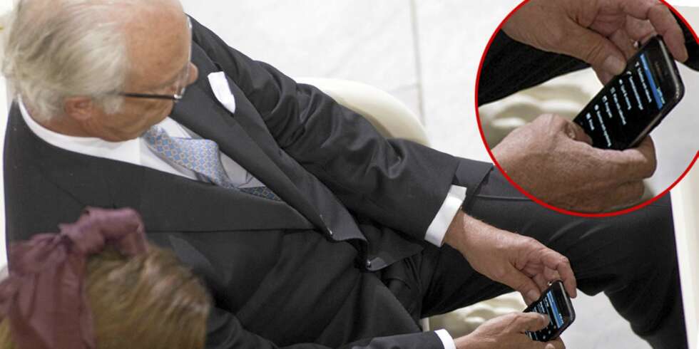 OPPTATT MANN: Kong Carl Gustaf fiklet med mobilen under dronning Margrethes festgudstjeneste. OPPTATT MANN: Kong Carl Gustaf fiklet med mobilen under dronning Margrethes festgudstjeneste.