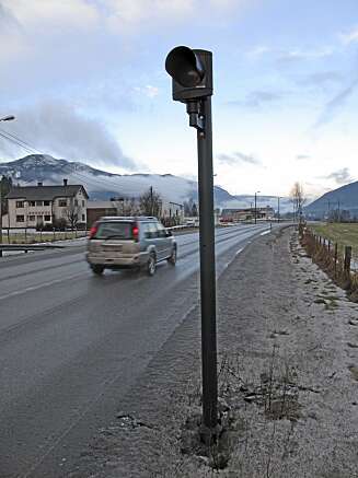 FLASH: Etter fotoboksene på strekninger med gjennomsnittsmåling står en lysstolpe. Dersom den blinker gult betyr det at du har kjørt for fort, og kan vente deg en bot i posten. (Foto: Martin Jansen) FLASH: Etter fotoboksene på strekninger med gjennomsnittsmåling står en lysstolpe. Dersom den blinker gult betyr det at du har kjørt for fort, og kan vente deg en bot i posten. (Foto: Martin Jansen)