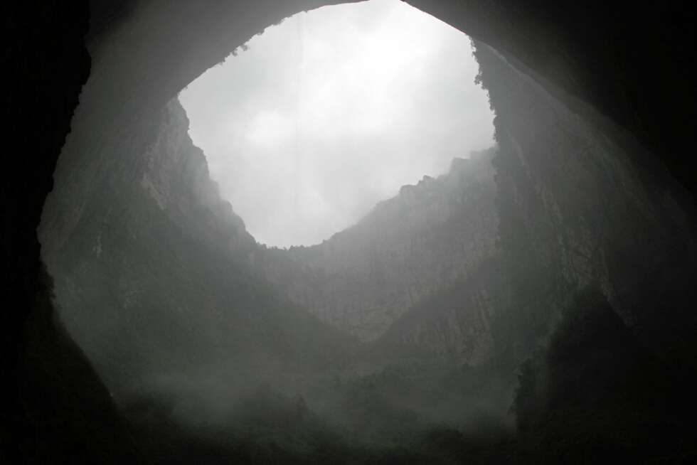 Her er Tian Keng sett nedenfra. Ikke rart den fikk kallenavnet ""The Heavenly Pit"" - den himmelske grotta. Her er Tian Keng sett nedenfra. Ikke rart den fikk kallenavnet ""The Heavenly Pit"" - den himmelske grotta.