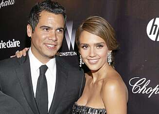 PARTYKLARE: Jessica Alba og Cash Warren gikk på fest etter Golden Globe-utdelingen. De var begge i svært godt humør... PARTYKLARE: Jessica Alba og Cash Warren gikk på fest etter Golden Globe-utdelingen. De var begge i svært godt humør...