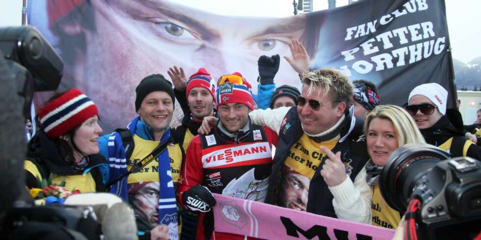 KOK: Enorm stemning da fanklubben tok imot en utslitt Petter Northug etter målgang på toppen av alpinbakken i Val Di Fiemme KOK: Enorm stemning da fanklubben tok imot en utslitt Petter Northug etter målgang på toppen av alpinbakken i Val Di Fiemme