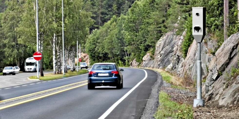 TO BILDER: Gjennomsnittsboksene tar bilde ved start og slutt av målefeltet. Deretter regner de ut hvor fort du har kjørt. Hvis de kommer frem til at du har kjørt for fort, vil du varsles med et gult lys. Bildet er fra streknings-ATK-en på E18 i Bamble. TO BILDER: Gjennomsnittsboksene tar bilde ved start og slutt av målefeltet. Deretter regner de ut hvor fort du har kjørt. Hvis de kommer frem til at du har kjørt for fort, vil du varsles med et gult lys. Bildet er fra streknings-ATK-en på E18 i Bamble.